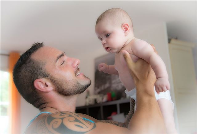 foto baby en vader bij nieuwsbericht geboorteverlof